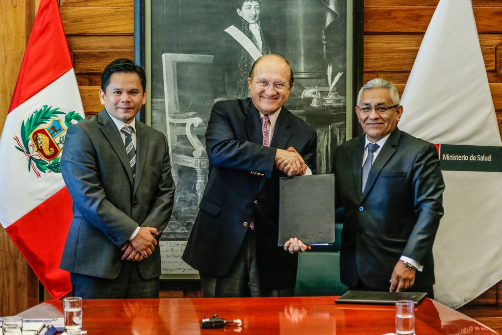 ministro-dalessio-participa-de-la-firma-del-convenio-de-cooperacin-internacional-entre-el-hospital-hiplito-unanue-y-la-organizacin-sociosensalud_38703136691_o_2